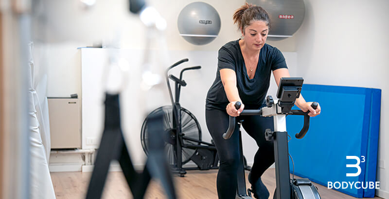 Il Movimento, la Nostra Cura: il Metodo BodyCube Fitness Milano - Donna sulla cyclette
